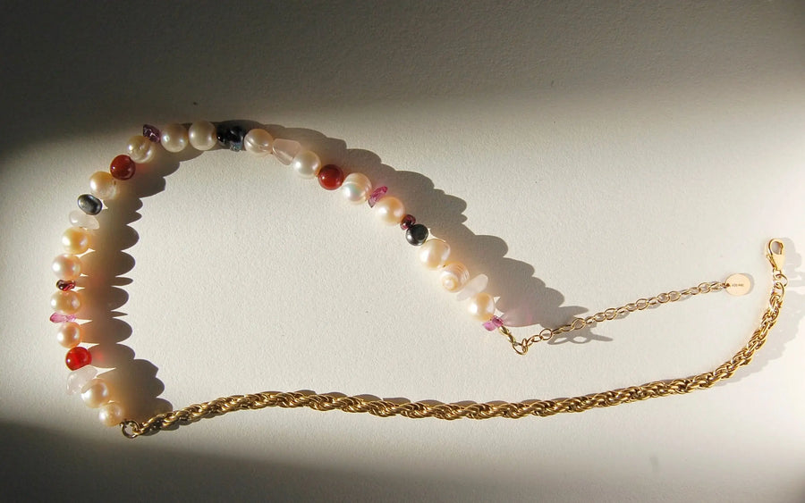 Collier upcyclé unique tête d'orange, orné de perles d'eau douce et d'une chaîne plaquée or.