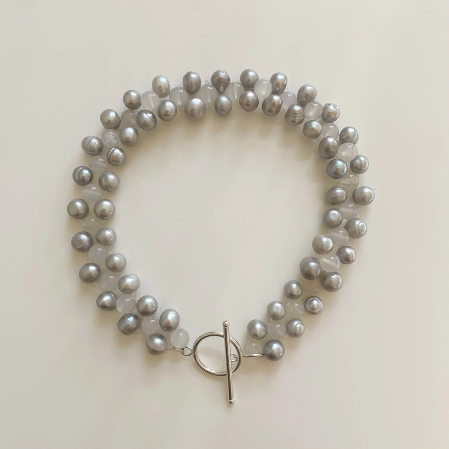 le collier fait main de la nouvelle collection sur fond blanc. On voit l'association harmonieuses des différentes teintes de perles.