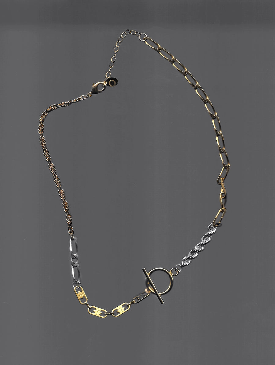 Ce collier upcyclé est composé de chaînes variées sublimées par un fermoir en T en or laminé 14k.