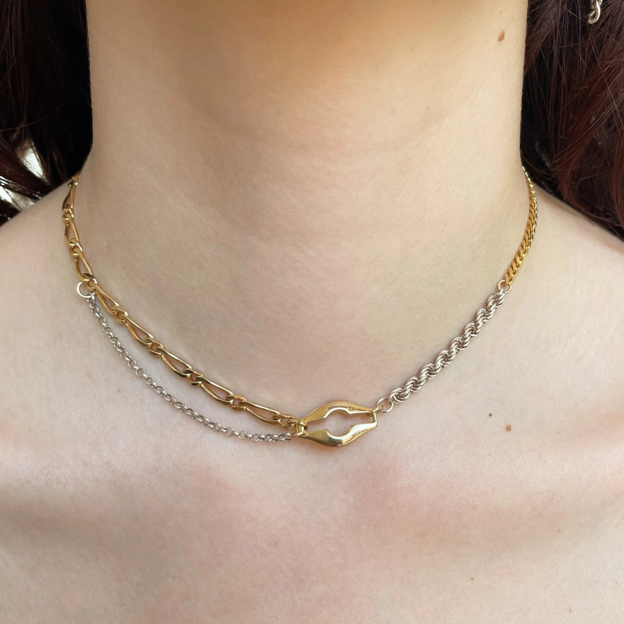 Le collier de la nouvelle collection d'été porté par la modèle. On voit de près le pendentif losange plaqué or et le mélange de chaînes vintages