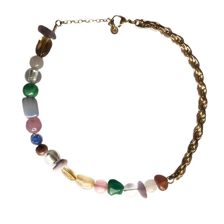 Ce collier upcyclé, réalisé avec une grosse chaîne torsadée plaquée or et des pierres semi-précieuses comme le quartz, la cornaline et l'améthyste