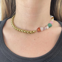 Ce collier upcyclé, réalisé avec une grosse chaîne torsadée plaquée or et des pierres semi-précieuses comme le quartz, la cornaline et l'améthyste