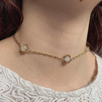 Le modèle porte le collier cette fois-ci un peu de côté pour montrer les détails des chaînes vintages chinées pour faire ce collier.