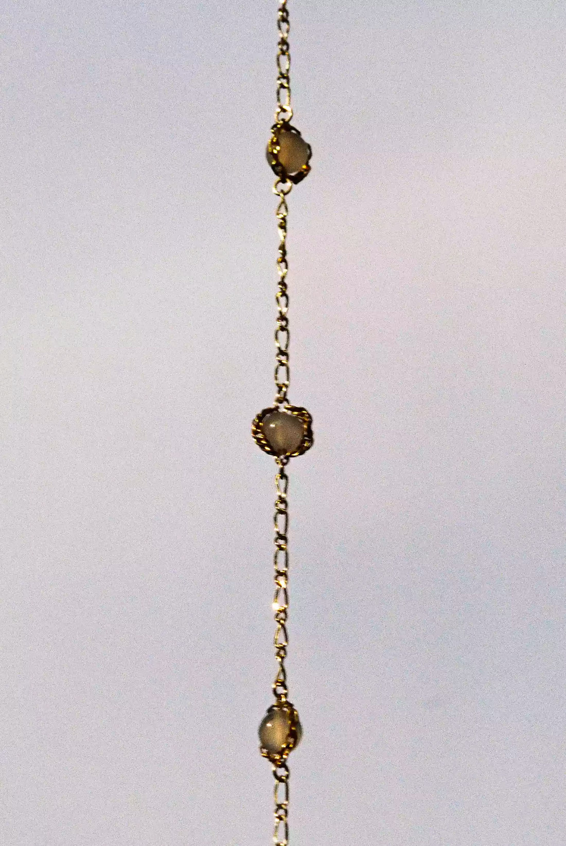 Le collier et ses trois quartz blanc entourés de chaîne plaquée or vintage.