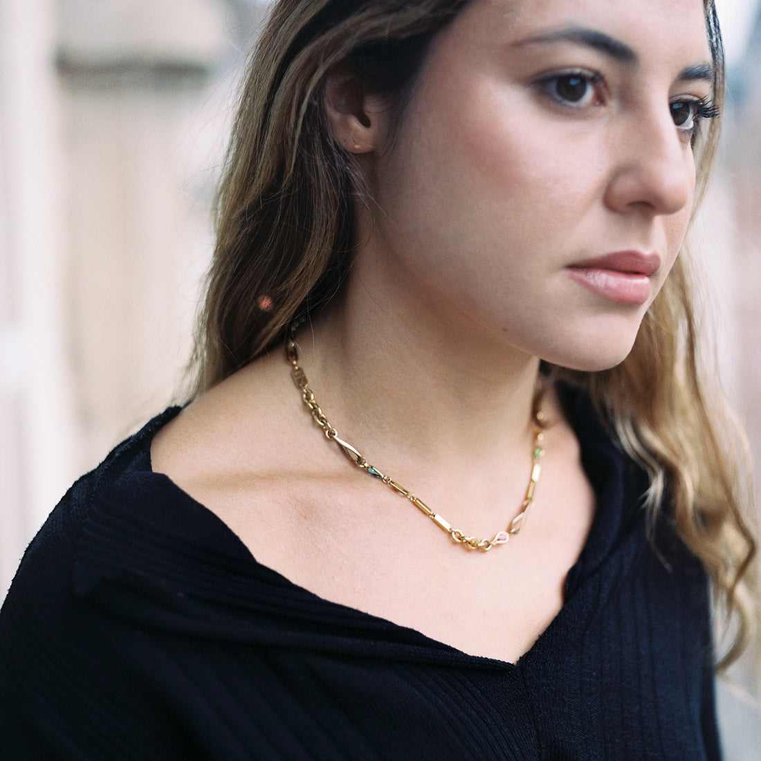 Collier upcyclé composé de chaînes vintage en plaqué or, incluant des mailles gourmette, cheval et art déco.