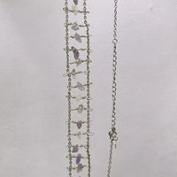 Photo du collier unique fait main sur fond blanc. On le voit en entier, à la verticale. Ce collier pourrait ressembler à la structure d'une échelle.