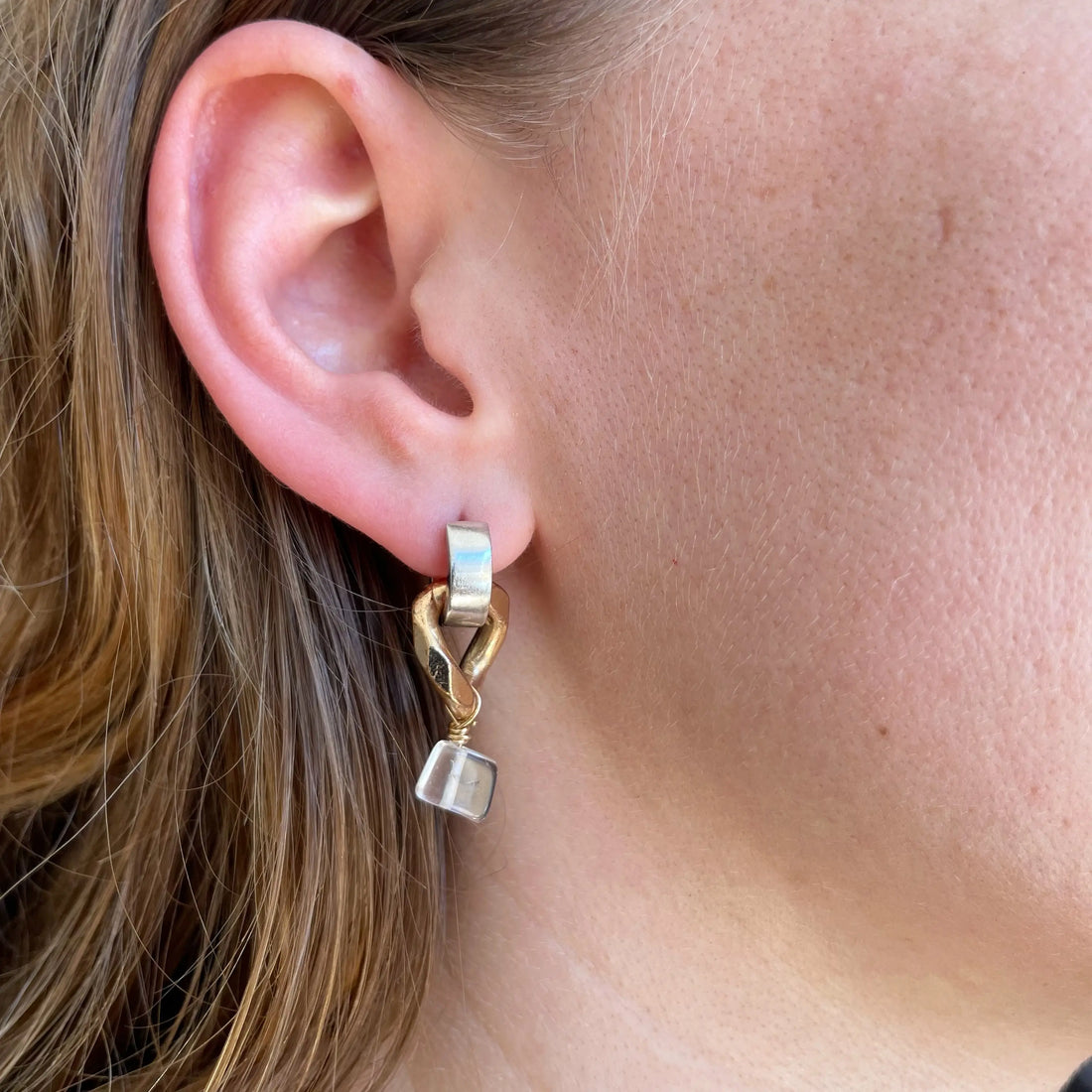 photo de la deuxième boucle faite main, qui est en asymétrie avec la première.