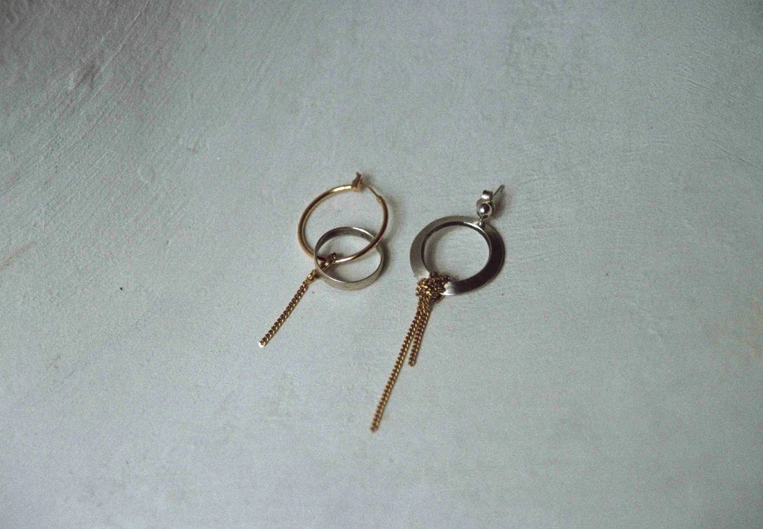 photo de la paire de boucles d'oreilles unique sur fond blanc. 