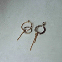 photo de la paire de boucles d'oreilles unique sur fond blanc. 