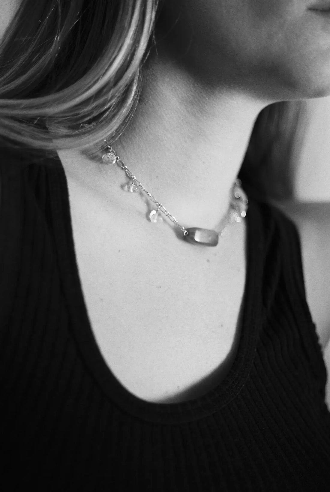 Collier upcyclé asymétrique orné de pierres