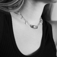 Collier upcyclé asymétrique orné de pierres