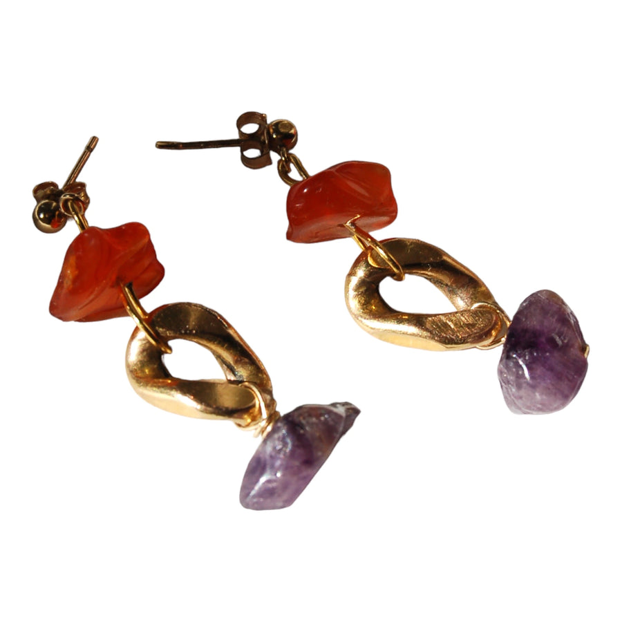 Boucles d'oreilles upcyclées tête d'orange, maillon doré et pierres semi-précieuse rouges et violettes.