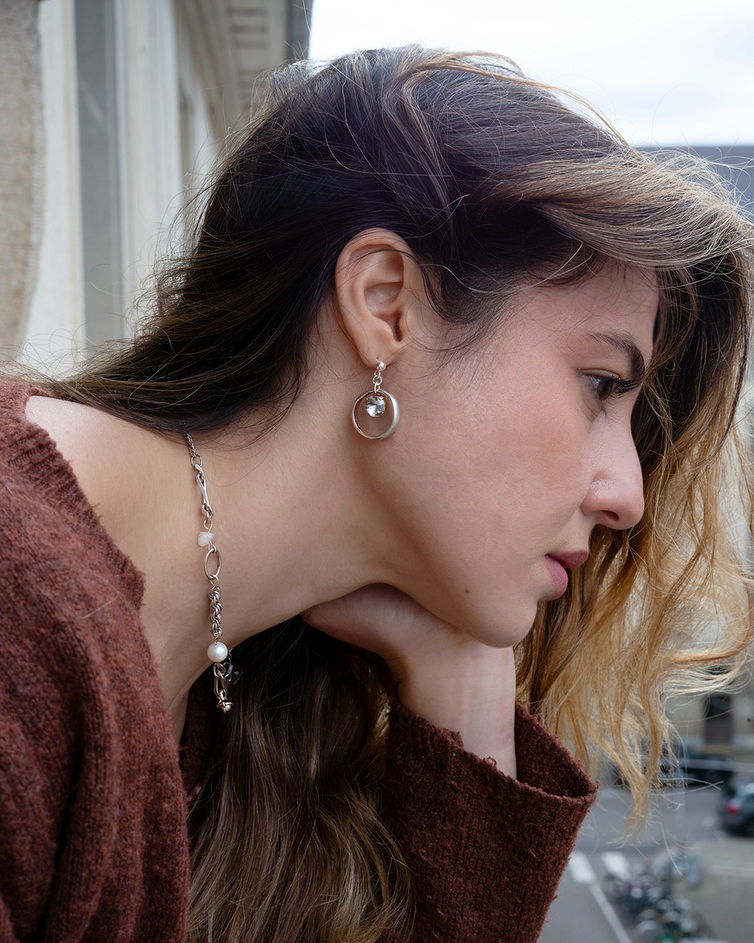 Ces boucles d'oreilles upcyclées sont créées à partir de deux bagues vintage en argent 925.