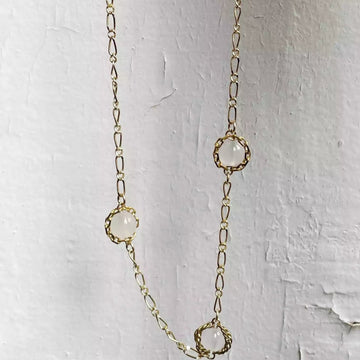 Nature morte du collier upcyclé, mise en avant des perles des quartz formant des soleils