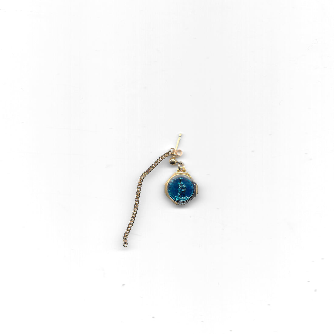 Cette boucle d'oreille upcyclée, réalisée avec de l'argent 925 est ornée d'un chérubin bleu azur.