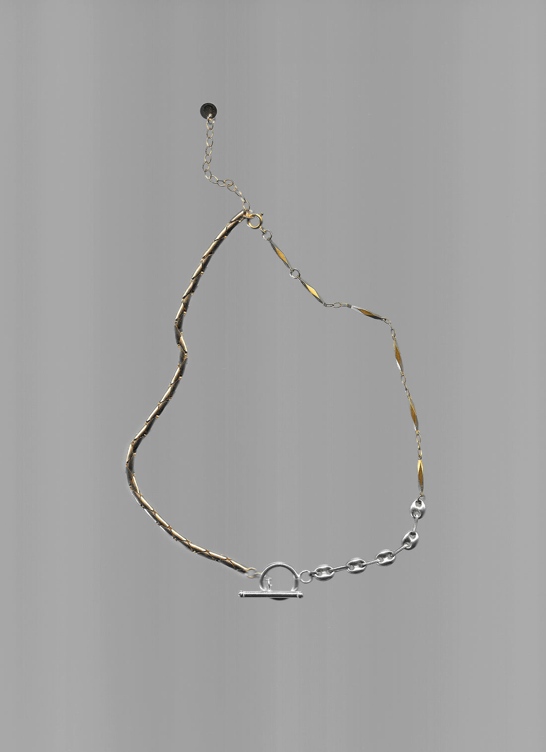 Ce collier upcyclé est constitué de plusieurs chaînes en plaqué or et en argent 925, sublimées par un fermoir en T en constitué de maille grain de café.