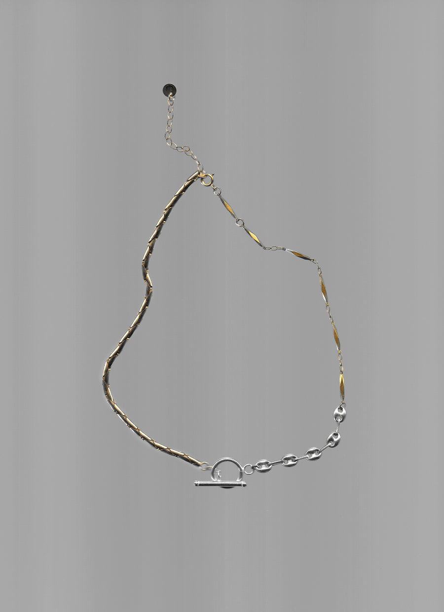 Ce collier upcyclé est constitué de plusieurs chaînes en plaqué or et en argent 925, sublimées par un fermoir en T en constitué de maille grain de café.