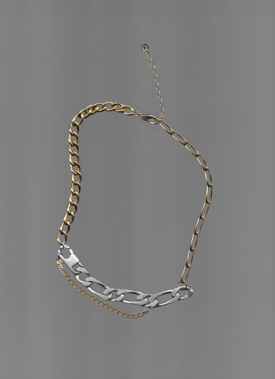 Ce collier upcyclé se compose de plusieurs chaînes en argent 925 et en plaqué or, de tailles variées.