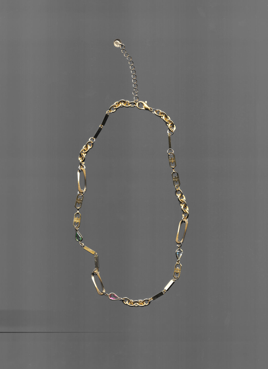 Collier upcyclé composé de chaînes vintage en plaqué or, incluant des mailles gourmette, cheval et art déco.