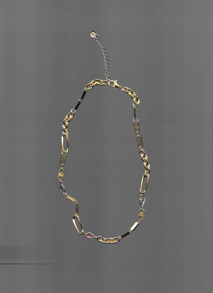 Collier upcyclé composé de chaînes vintage en plaqué or, incluant des mailles gourmette, cheval et art déco.