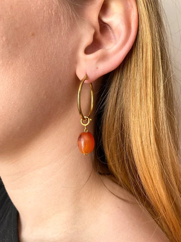 Hoops adorned with a stone and a chain