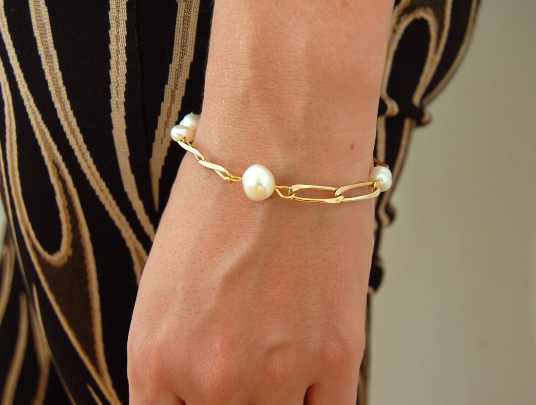 Upcycled bracelet decorated with pearls