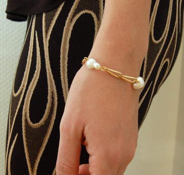 Bracelet decorated with pearls