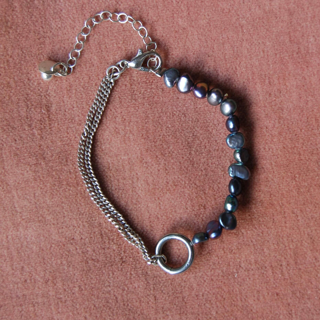 Bracelet upcyclé mi-chaîne mi-perles