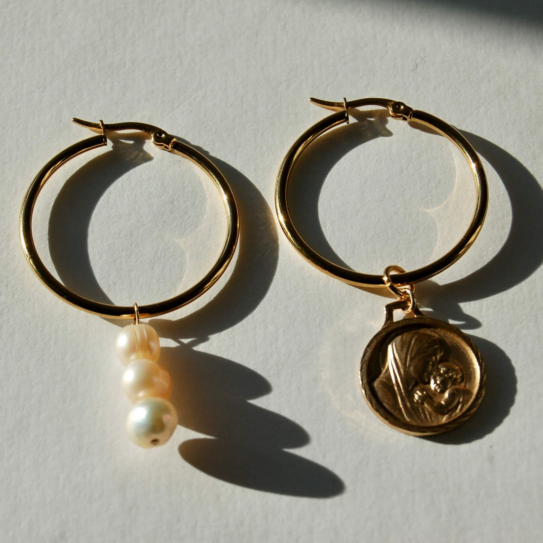 Créoles upcyclées perles et médaille