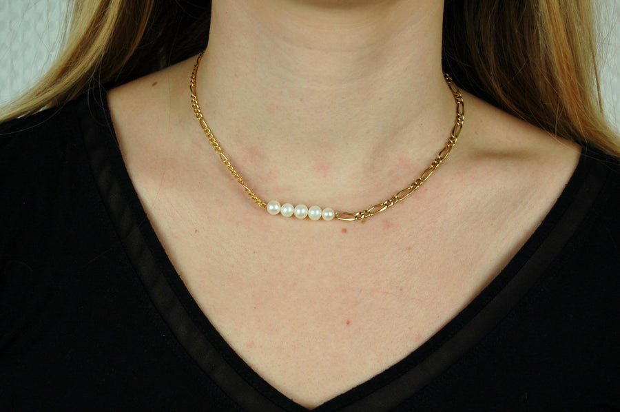 Asymmetrical necklace adorned with 5 pearls